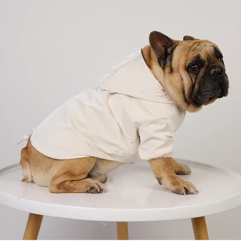 Manteau imperméable pour bouledogue français : doudoune chic et coupe-vent pour l’hiver
