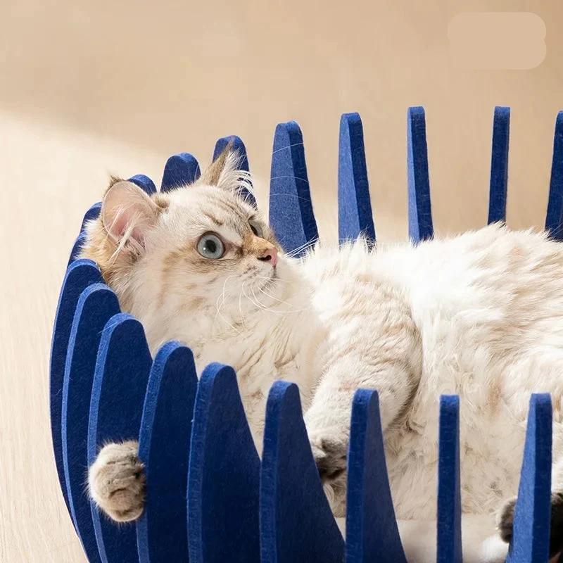 Cocon douillet pour chat en bois et feutrine | Lit design confortable