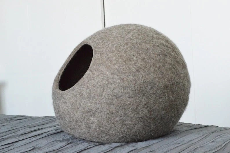 Cocon en laine feutrée pour chat - Panier confortable artisanal